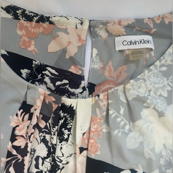 Calvin Klein tank with pleaded neckline size XL, 95% polyester 5% spandex - Picture 2 of 6